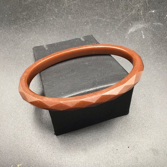 Vintage Bakelite Bangle Carved Oval Shaped Faceted Brown Plastic Thin Bracelet - Picture 2 of 6